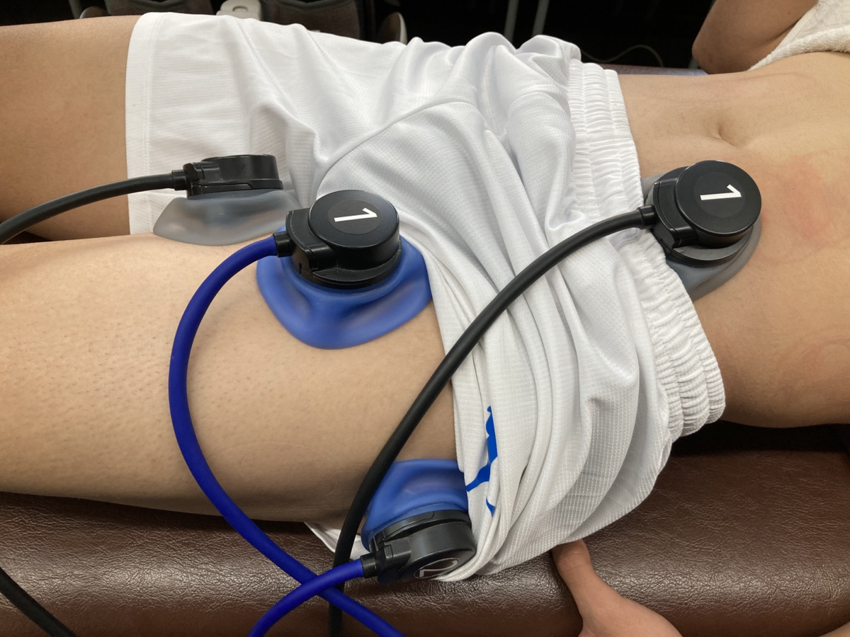 股関節部に電気療法を行っている様子