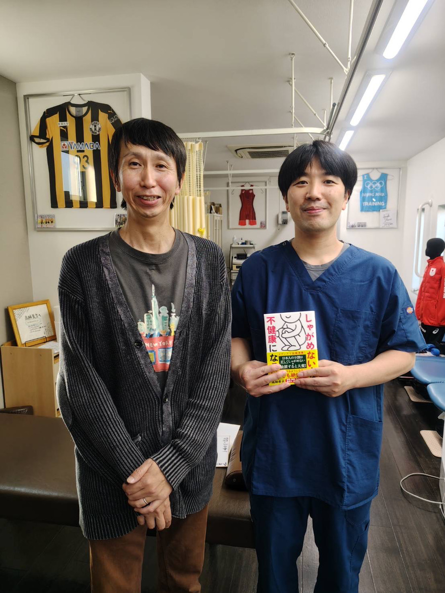アンガールズの山根良顕さんと当院院長・高林孝光